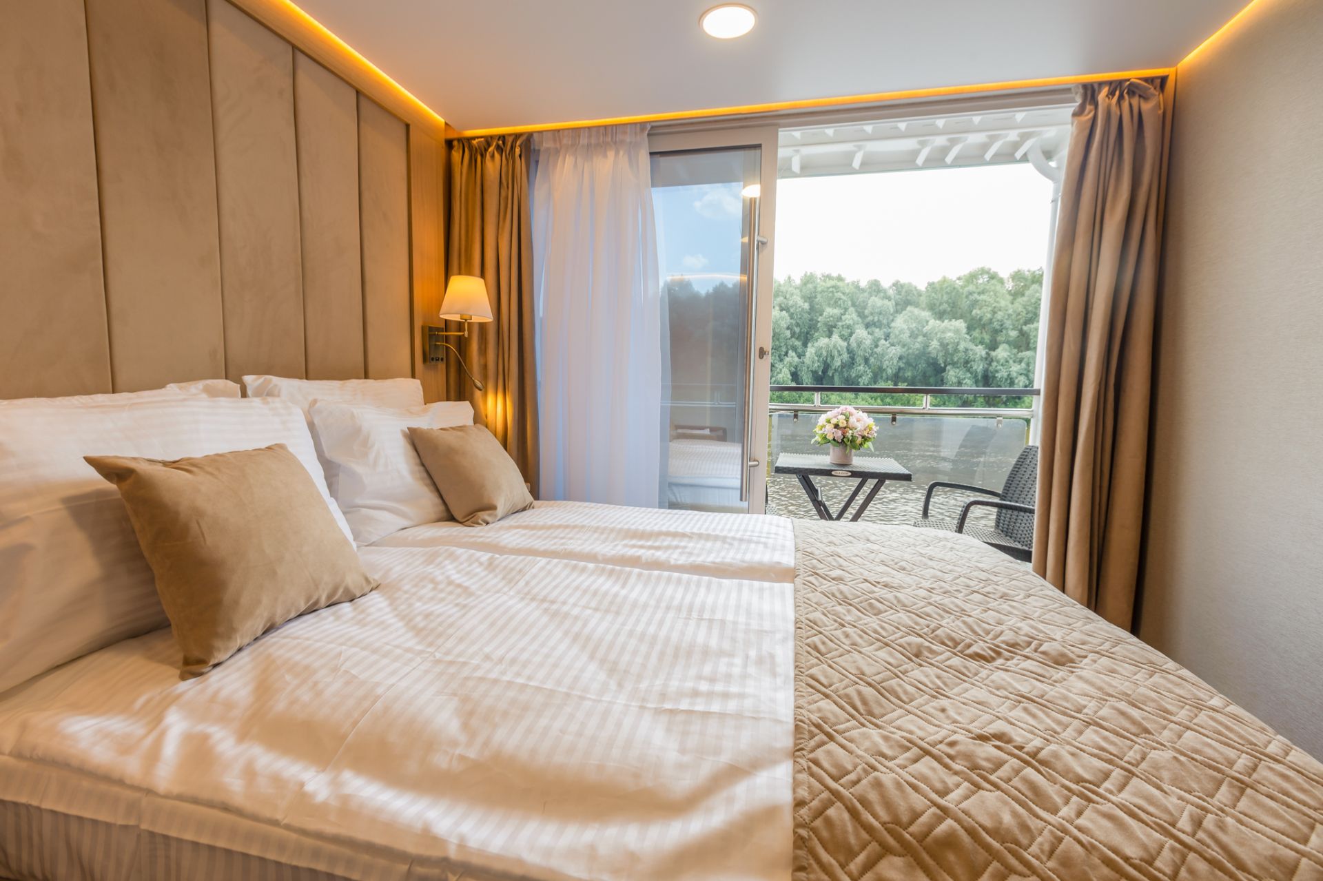 deluxe_balcon_middle_deck_04.jpg
