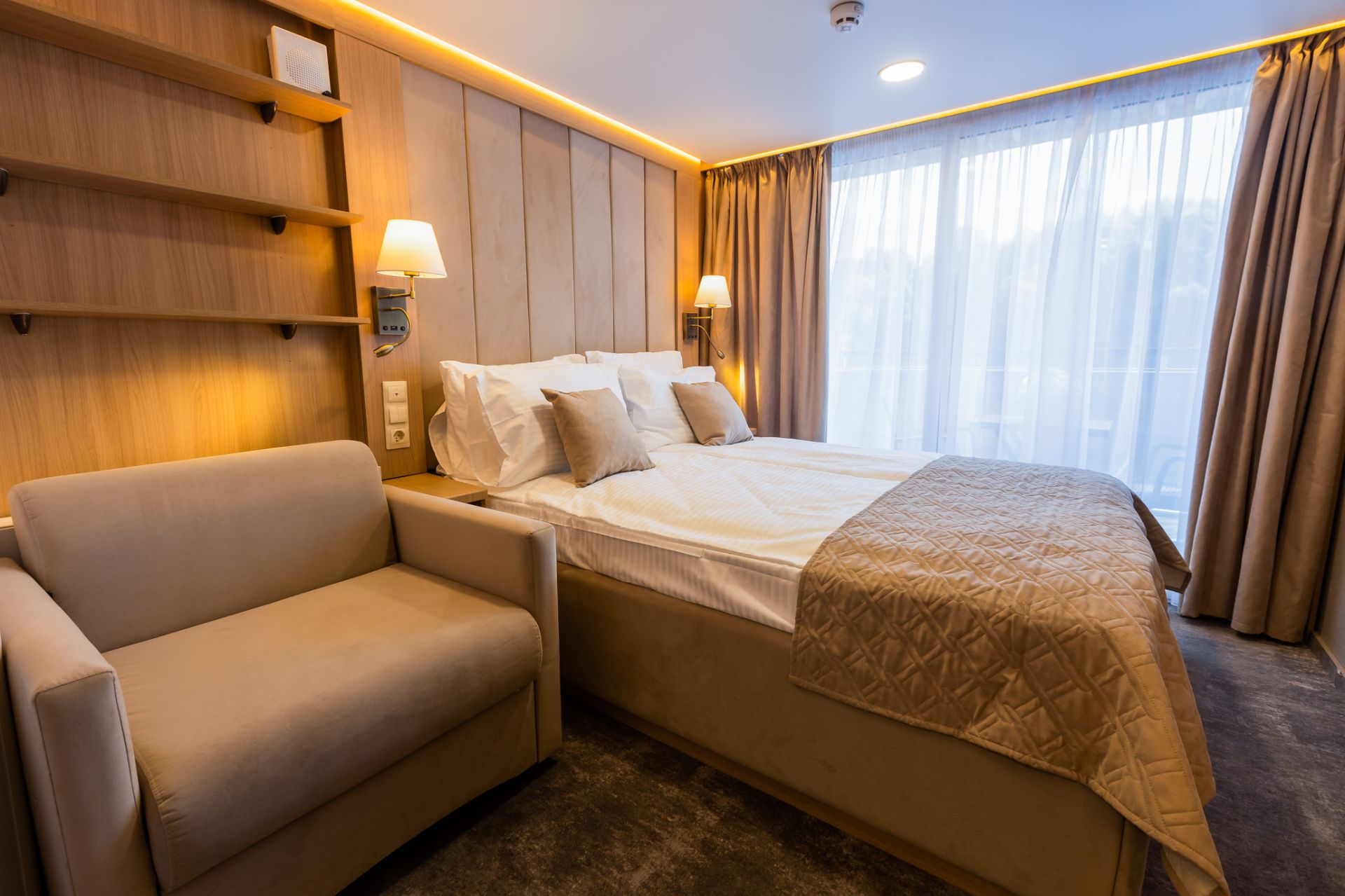 deluxe_balcon_middle_deck_01.jpg