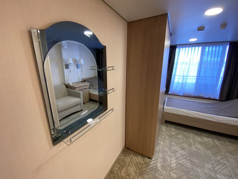 junior_suite_with_limited_mobility_03.jpg